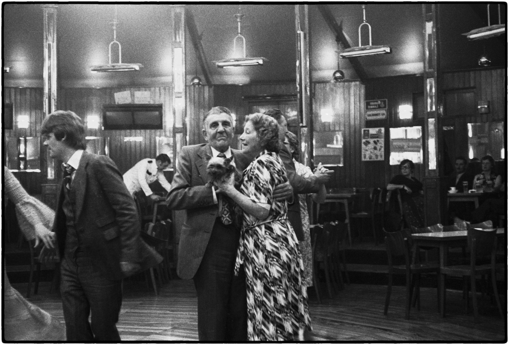 Couple dansant avec leur chien Guingette Chez Laeremans Corbais 1977