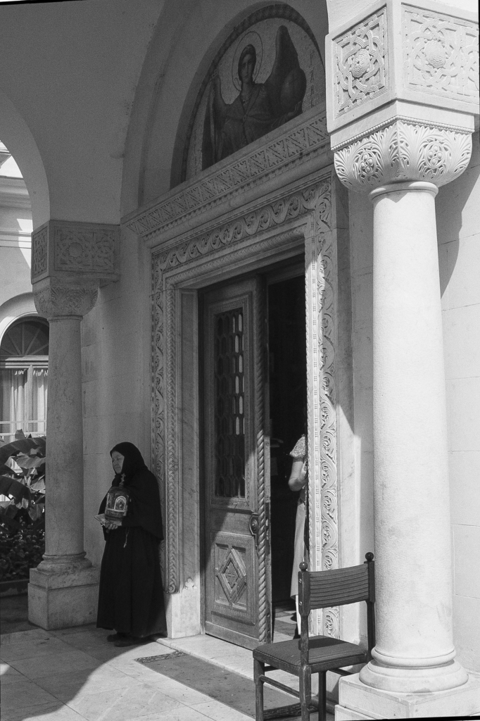 Babouchka à l’entrée de l’eglise Livadia Crimée 2005