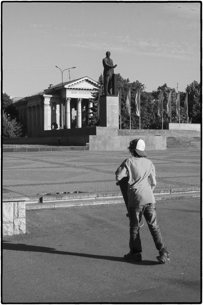 Garçon au skate board et Lenine Simferopol Crimée 2005