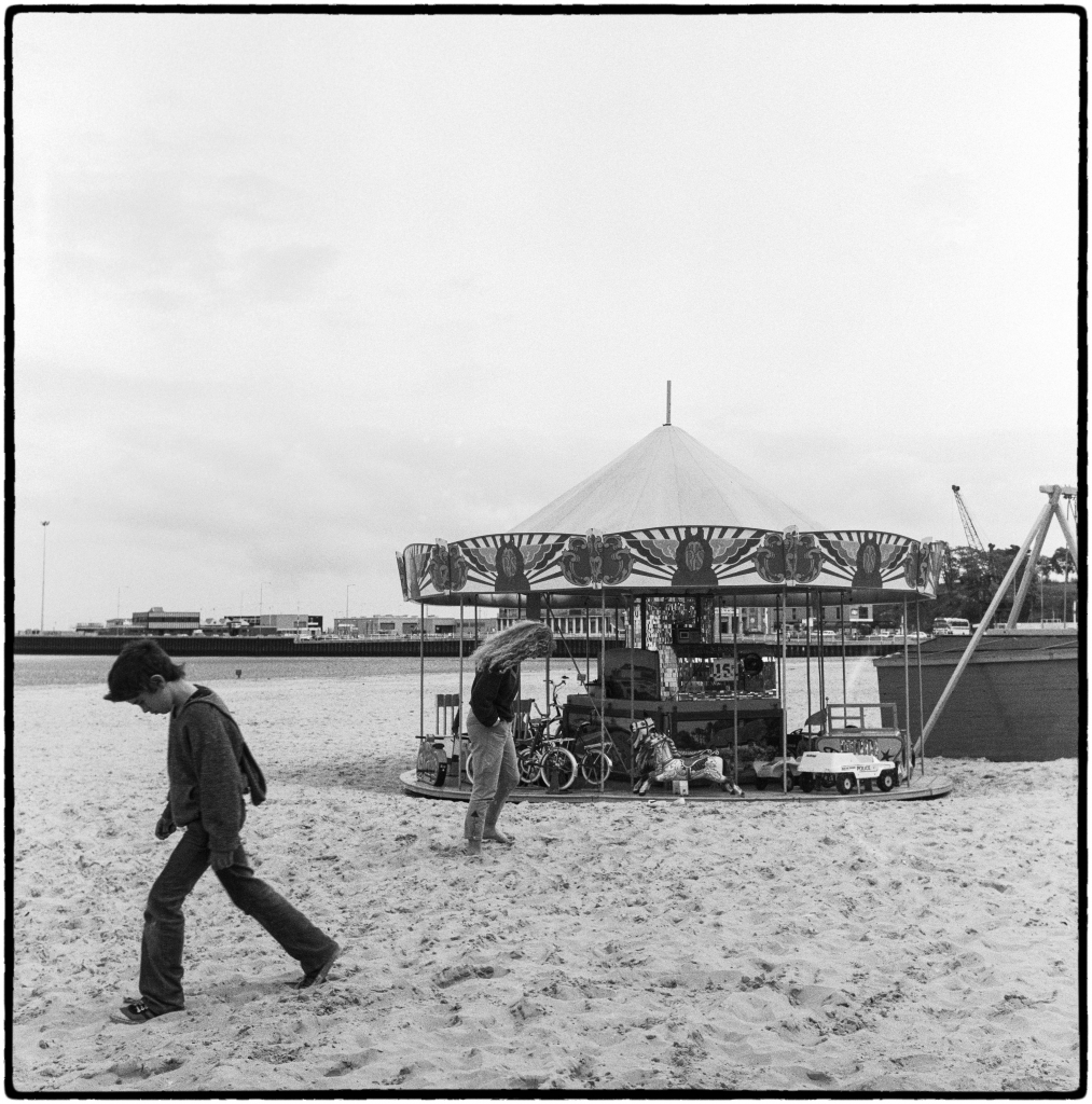 Manège sur la plage Weymouth UK 1981